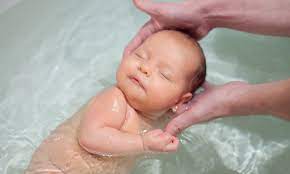 Banho do recém-nascido: dicas para garantir segurança e tranquilidade